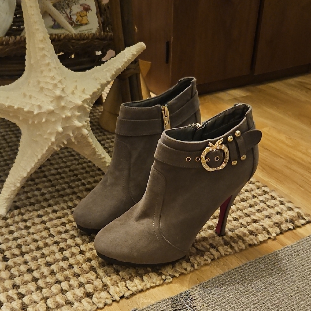 Womens Apple Bottom Marley Ankle Booties Size 8 Gray Faux Suede